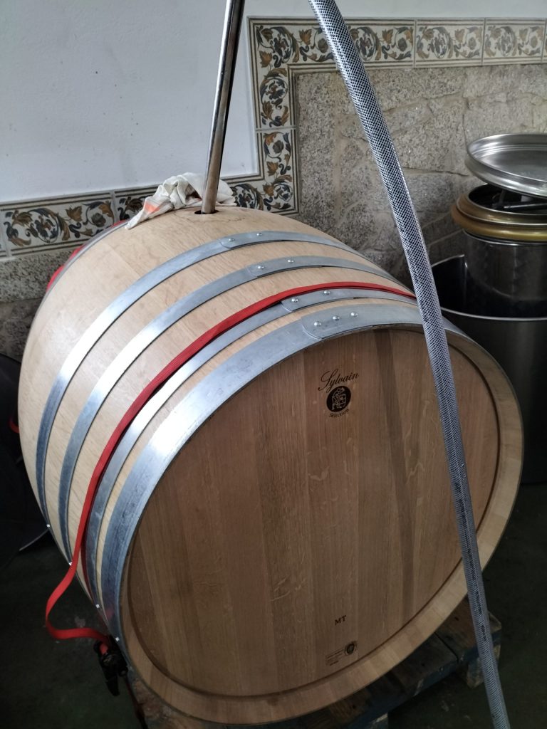 Barrica de madera en bodega